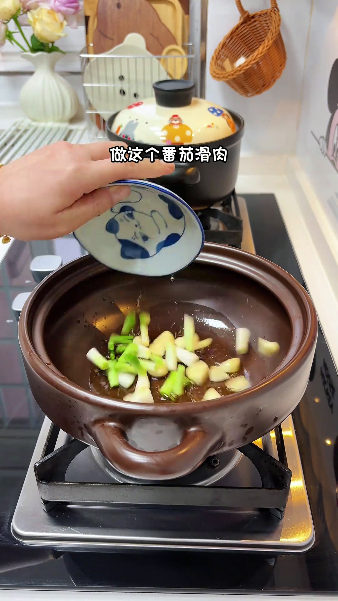 用猪肉给孩子做了番茄滑肉煲,肉质鲜嫩,汤汁拌饭都很香
