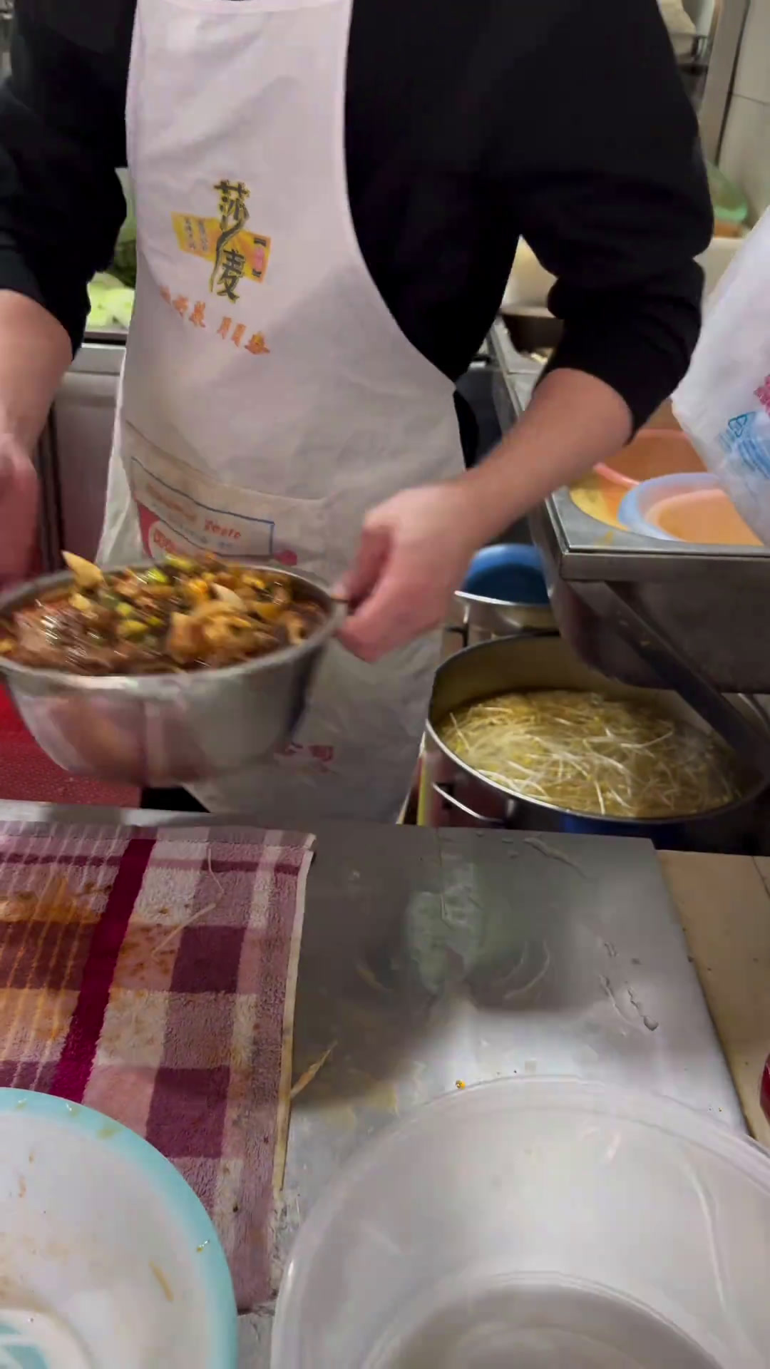 冒菜是一个人的狂欢 放一只鞋底进去也好吃的冒菜……