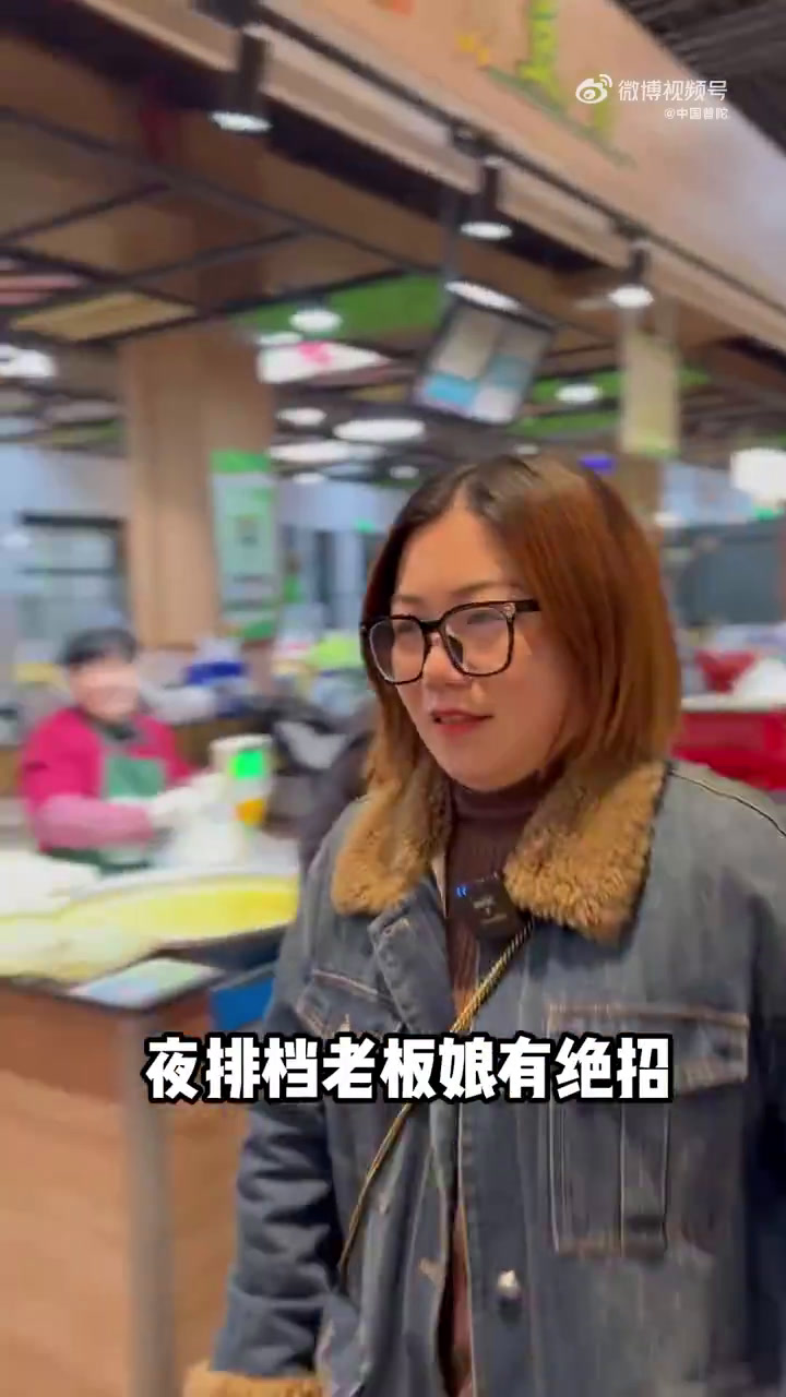 吃海鲜怕踩雷?挑红虾的门道可得懂!沈家门夜排档23号老板娘放大招啦。红虾学名红头落,生长在