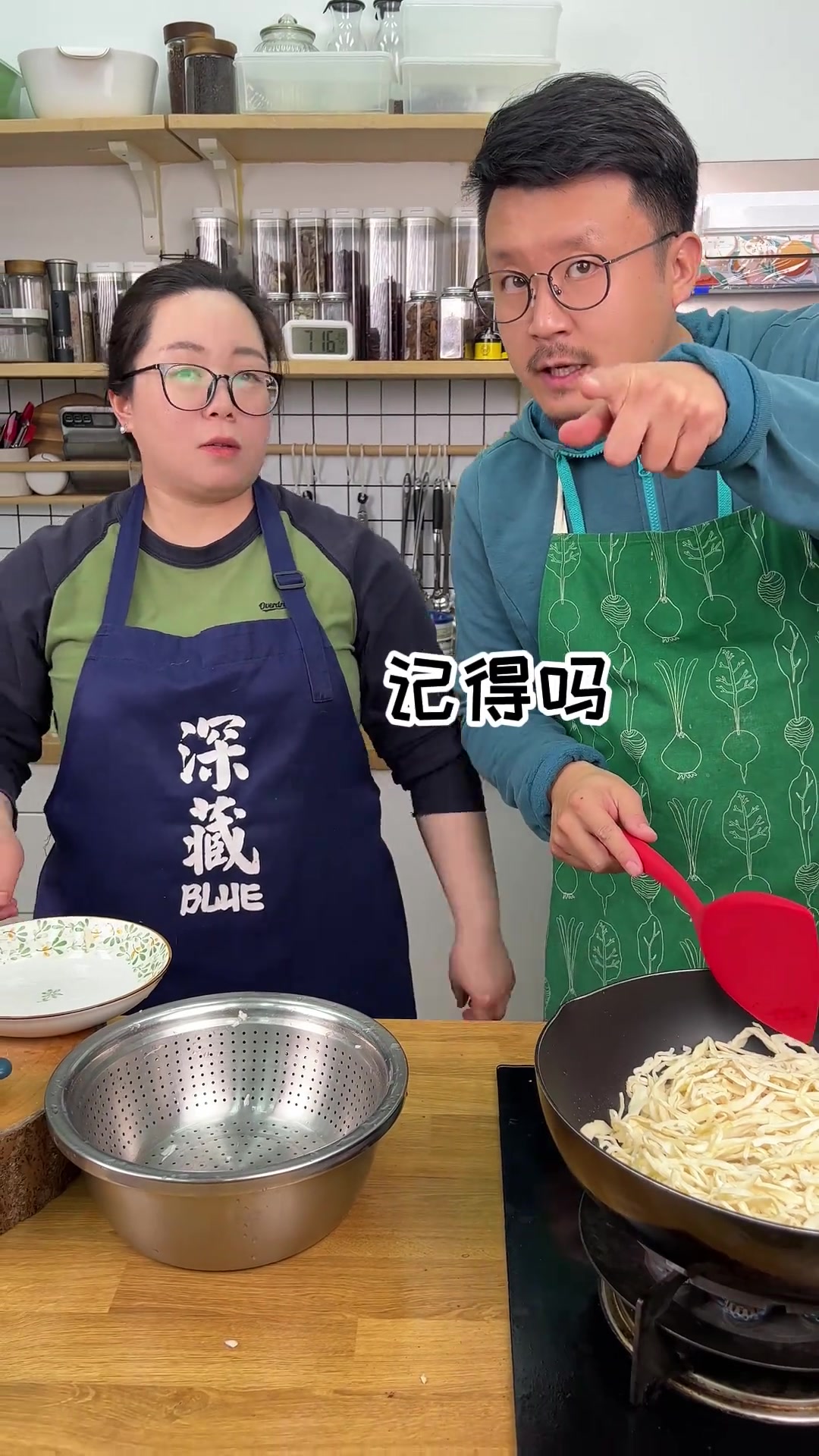 家常下饭菜腊肠炒糯米笋,鲜嫩爽脆,又香又辣,做法简单又方便