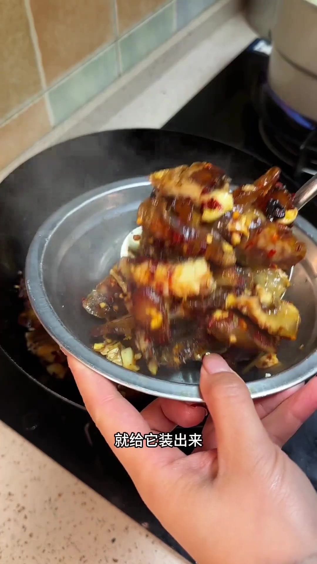 冰箱里还剩一点过年带的腊味,今天拿出来做一个腊味合蒸