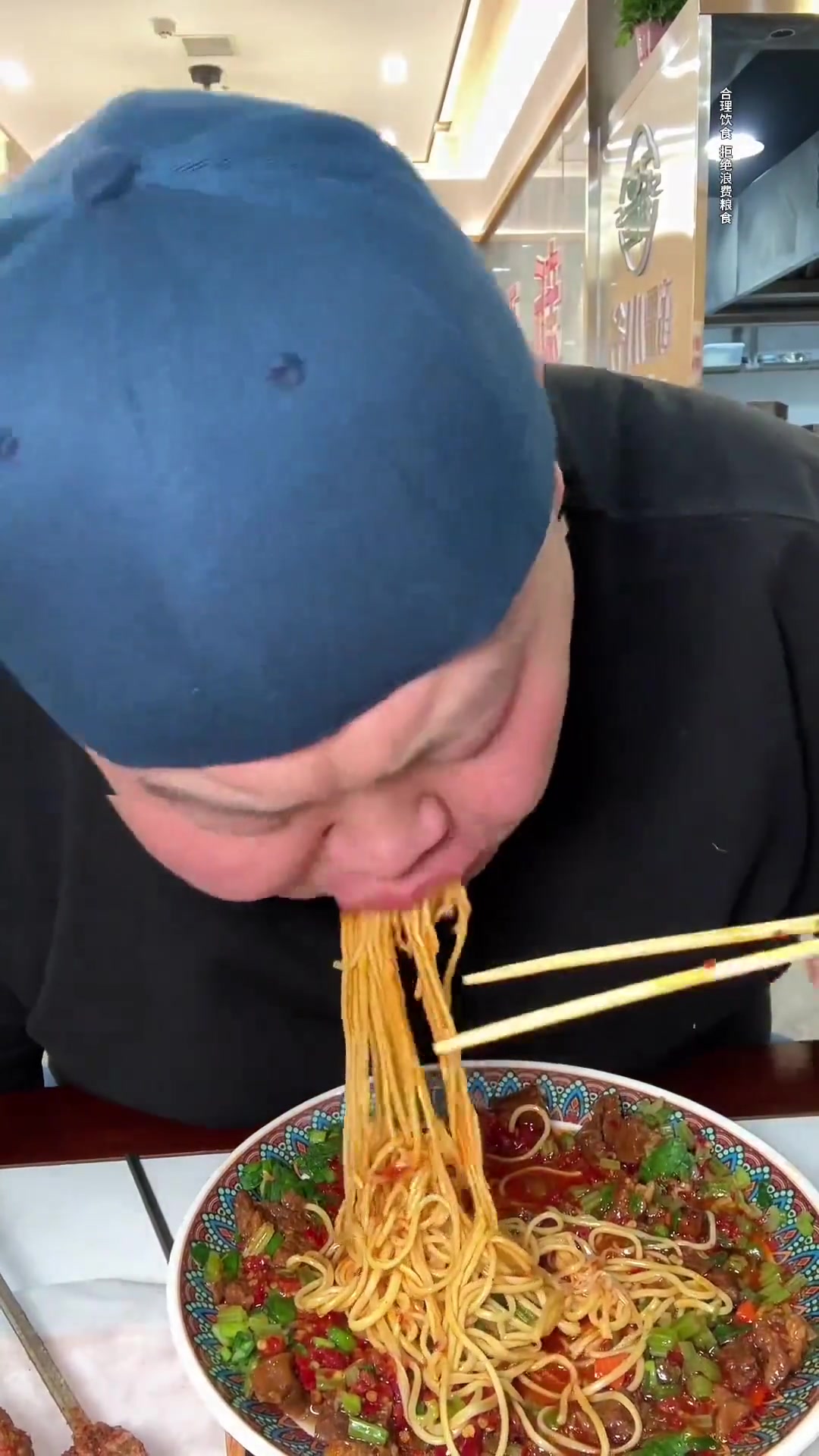 春天就是要尽情享受碳水的快乐!新疆黄面配上烤肉