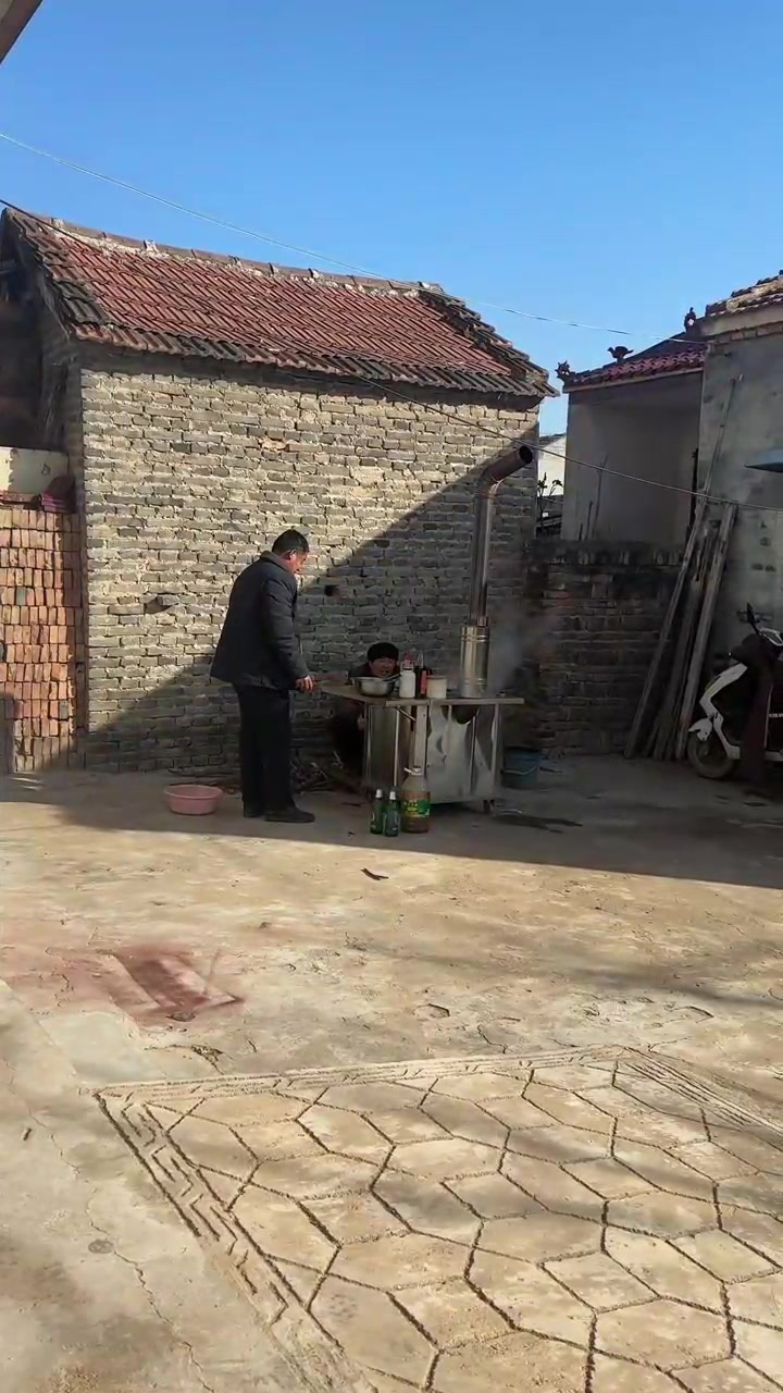 过年时候杀的一只鸡到现在都没吃,都风干了,今天把它做了,原本想熬鸡汤喝的,结果让老爸做着做