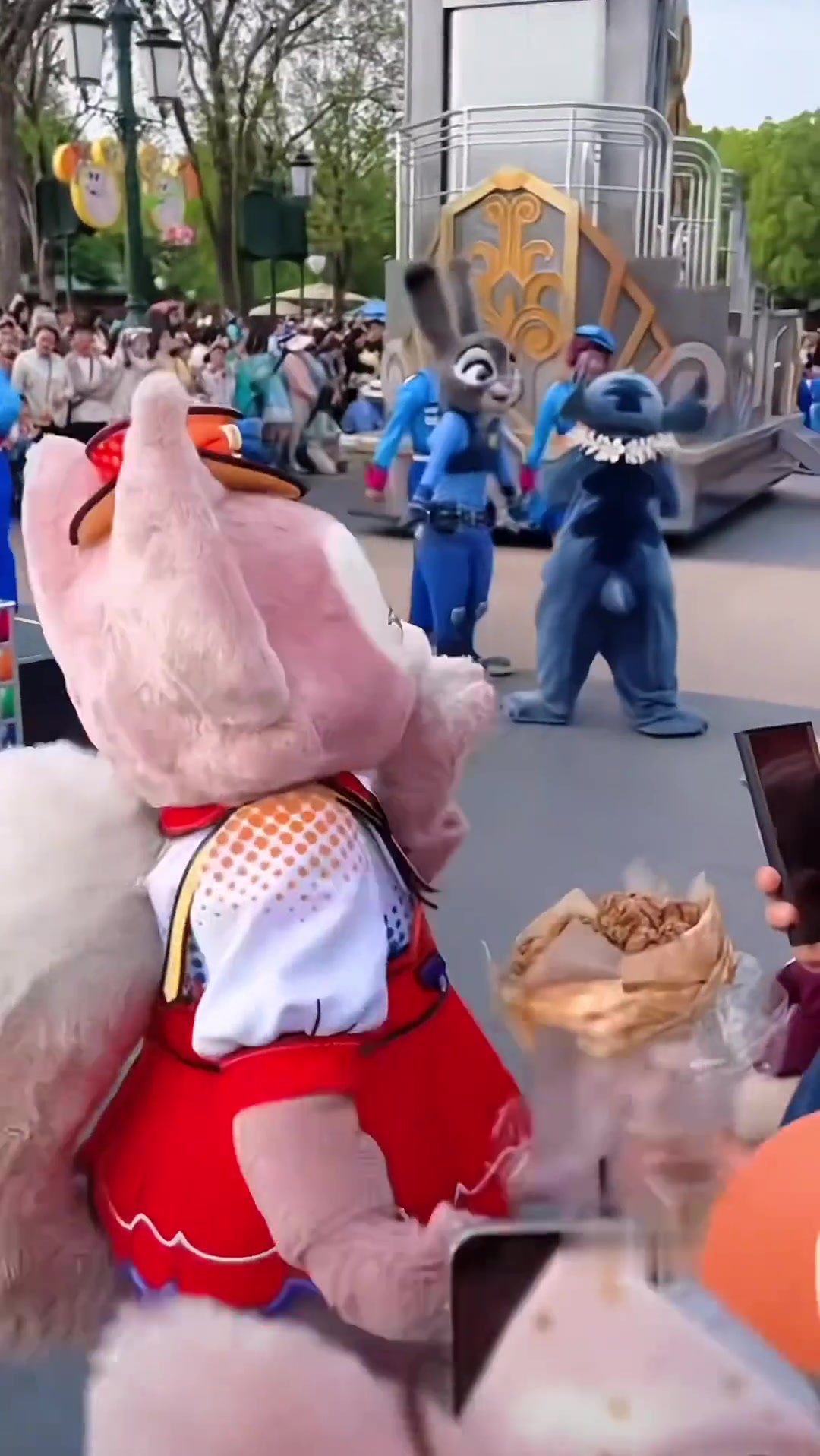 玲娜贝儿的鸡腿保卫战结果还是被玫玫给偷吃了一点,哈哈哈哈……