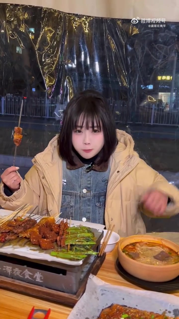 没有什么事情是一顿烧烤解决不了的。光泽人的鲜烤·深夜食堂,位置就在杭西路翡翠之光营销中心门
