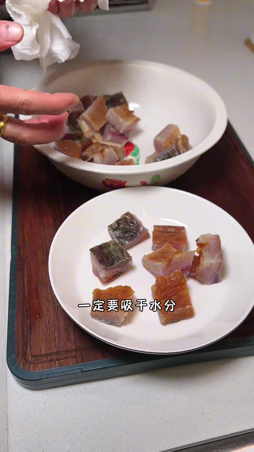 年后家里腊鱼都有吧,拿出来像我妈这样做,不咸不硬
