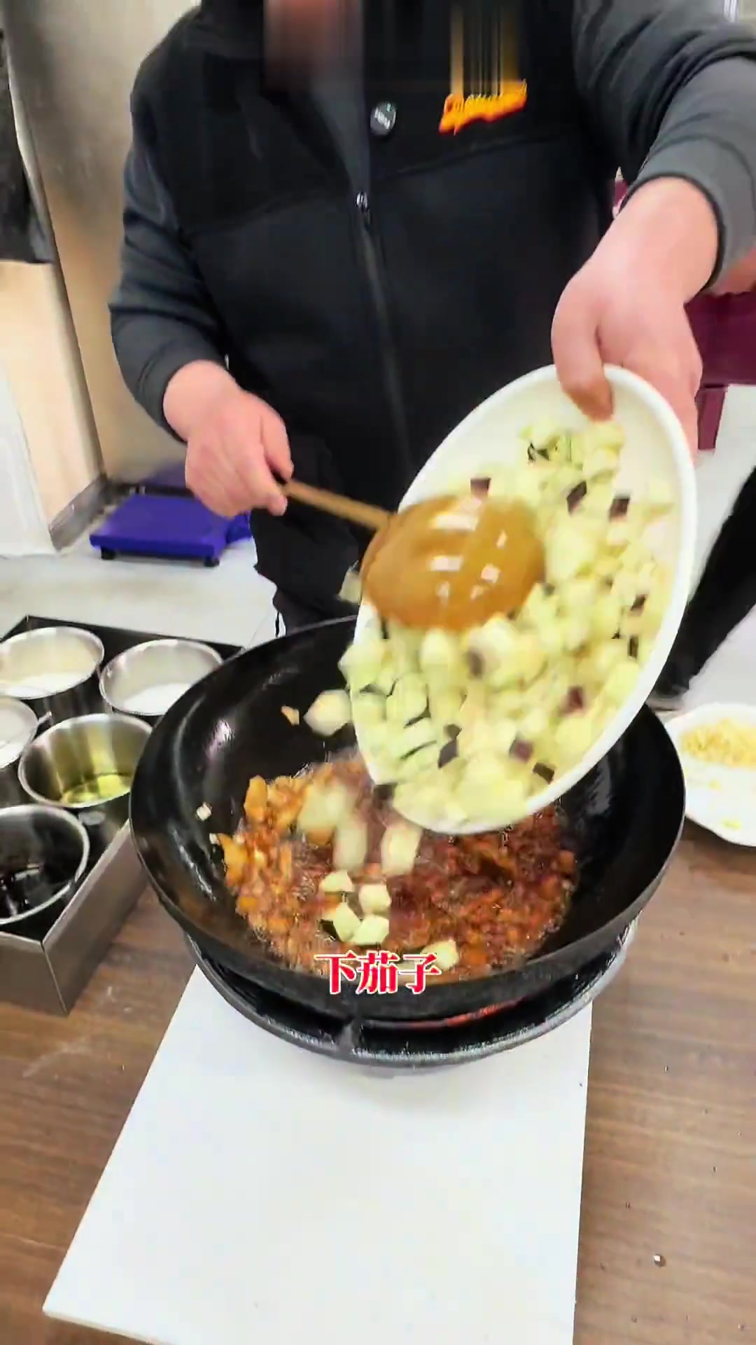 河南人 根本离不了捞面条 做法那是太多了 几乎所有菜都能配上