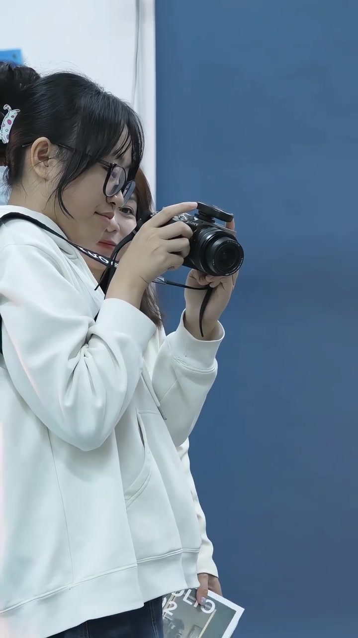 在国际劳动妇女节到来之际,的学生们邀请校园里不同岗位的“她”走进摄影棚,为她们拍摄了一组“