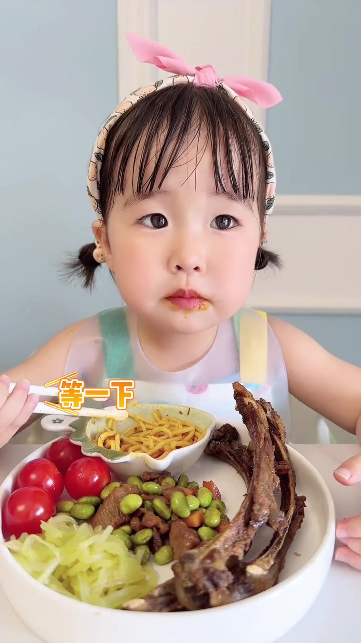 6个月自主进食的娃,今天烤羊排,朗诵唐诗:孟郊《游子吟》自主