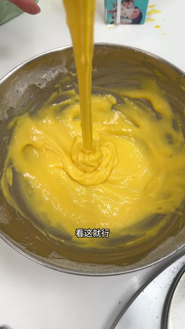 两个鸡蛋搞定一盘子的「肉松小贝」用自制的「卡士达酱」一点不腻 记录真实生活 肉松小贝