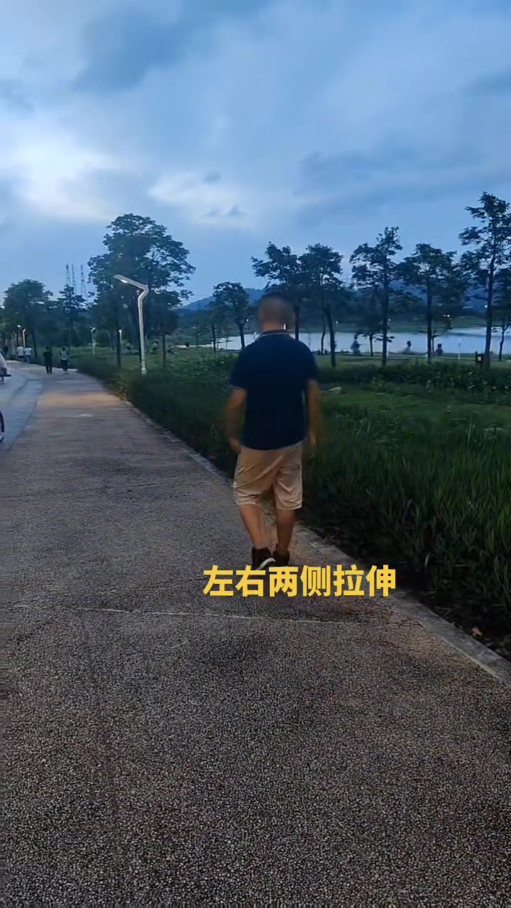 左右两侧分别拉伸,主要是拉伸患侧腹部的肌肉