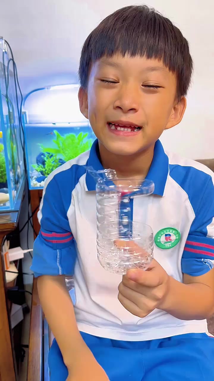 为了不让鱼饲料满天飞,他要自制一个小鱼喂食器!