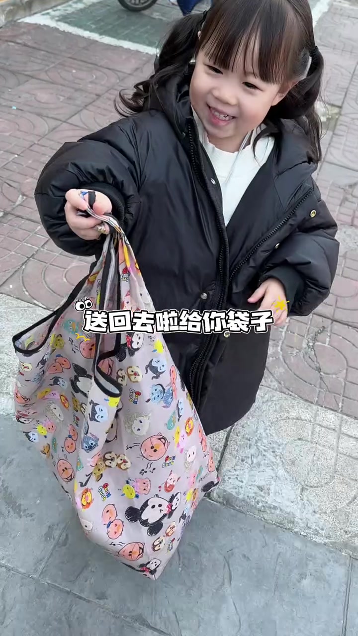 三岁半宝宝独自去干洗店送衣服,一路上叽叽喳喳也太搞笑了