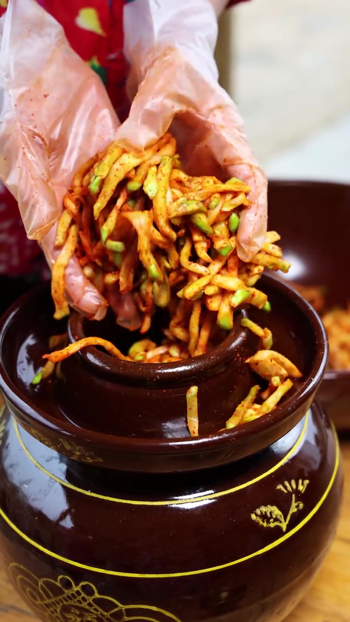 手工榨菜的做法 菜园子吃不完的坨子菜千万别扔了,做成手工榨菜好吃又下饭,放坛子里吃一年都不