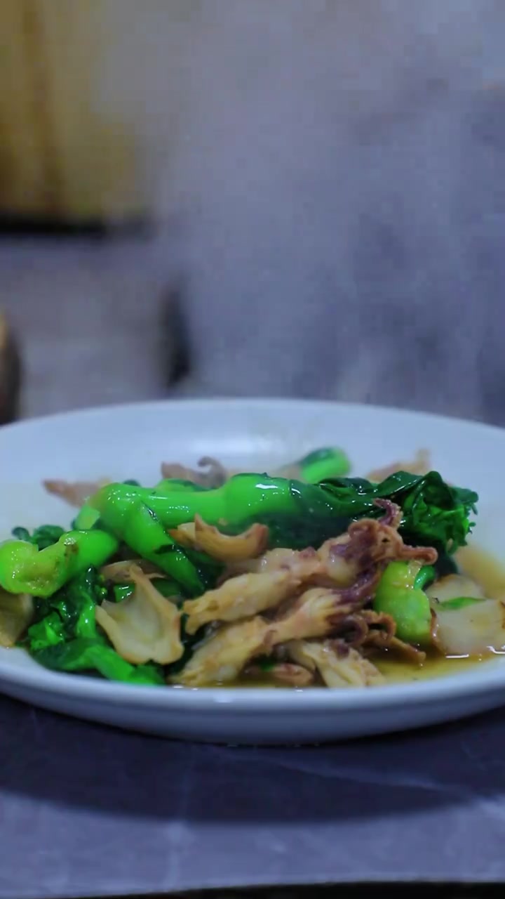 炒一把嫩绿的菜苔,仿佛把整个春天都装进了盘里