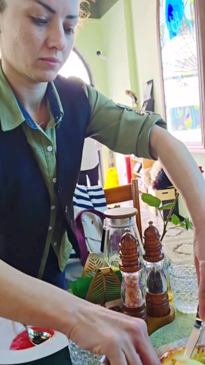 午餐俄罗斯姐姐上俄式披萨,表演生鸡蛋芝士巧手拉丝足有半米高