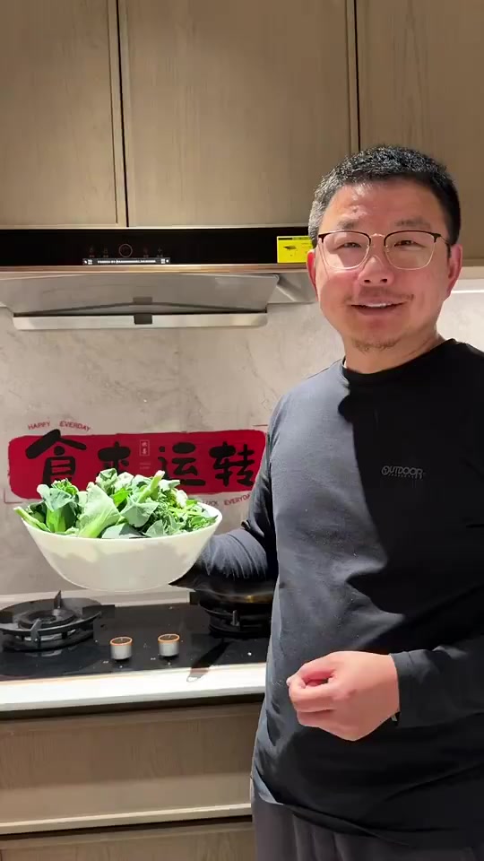 上海菜心新上海烹饪方式。附近农家地里摘的上海菜心,今天我来演示一下新的上海菜心的烧制方法。