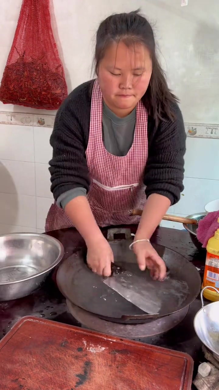 农村宝妈的一天 在我们农村这边一到冬天就开始熬猪油吃了 今天熬了好多土猪肉的猪油 估计明年