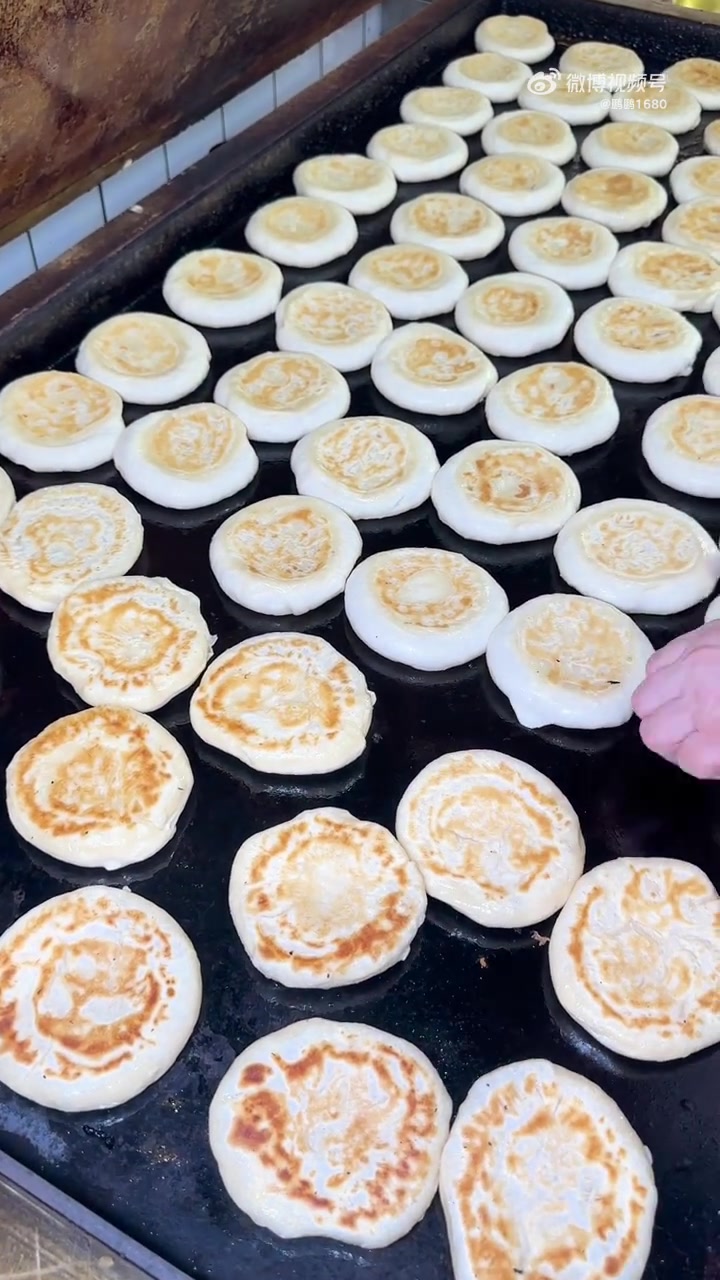 1989年在百花路的街边小店开始 历经三十多年风雨历程 曾经的“曹老大”升级成“驴肉曹” 