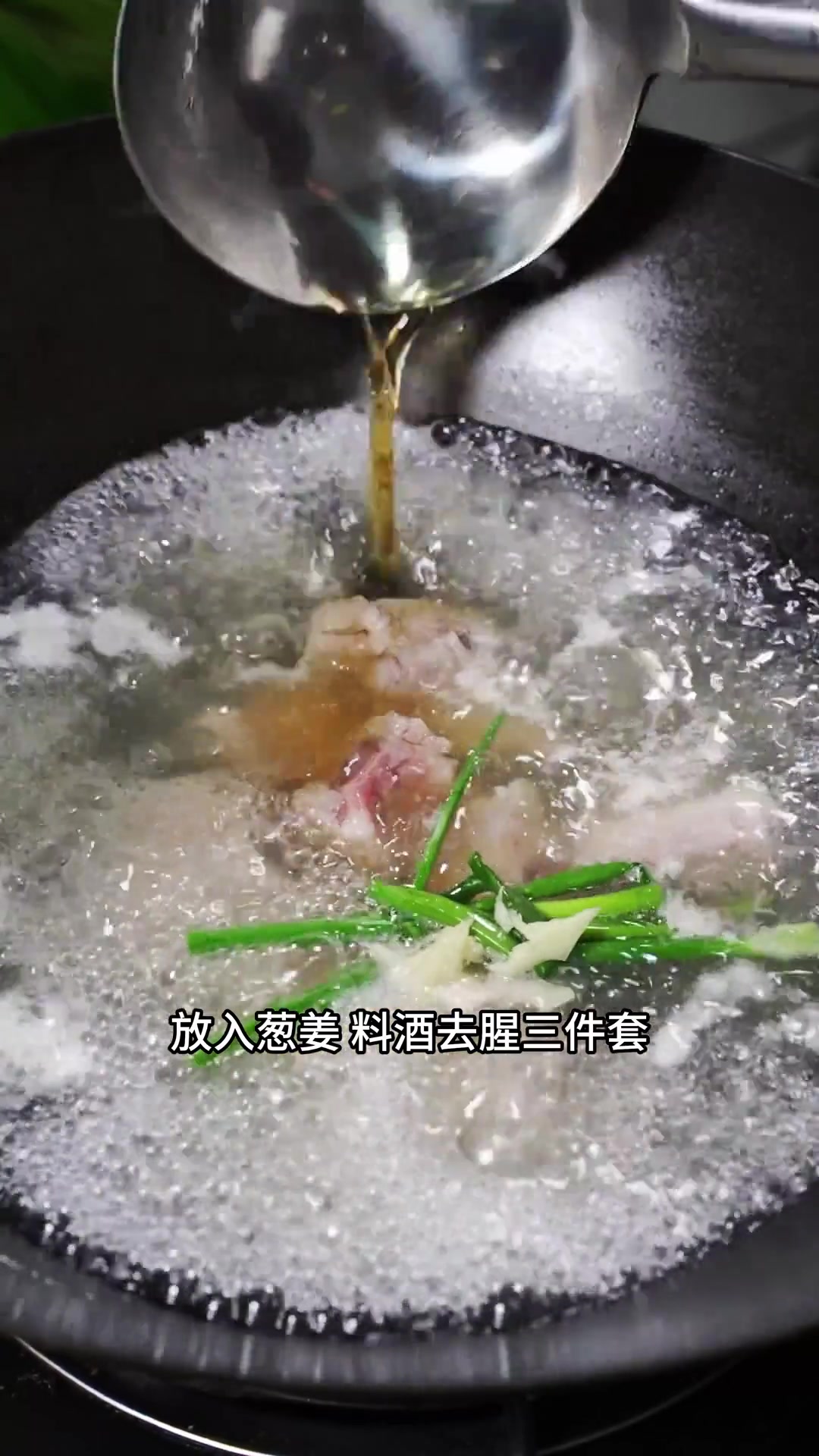 福州酒席上很好喝的一碗鲍鱼排骨汤