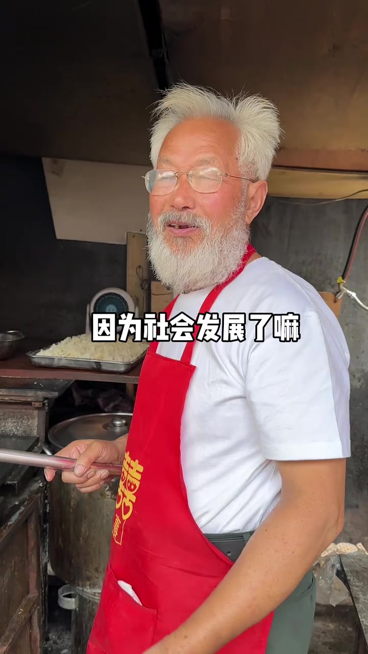 南京街头10元一碗的柴火馄饨,75岁的'宫崎骏'爷爷
