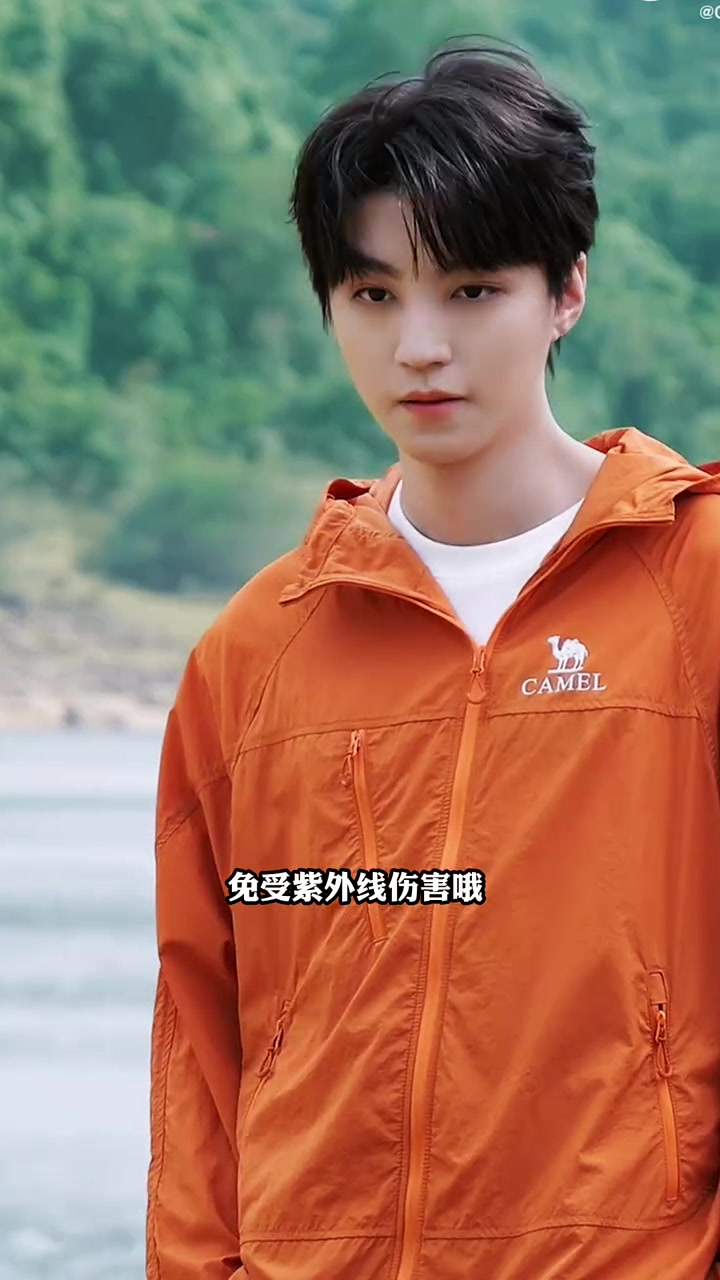与王俊凯一同启程出发,无惧烈日,让热爱,迎风绽放!