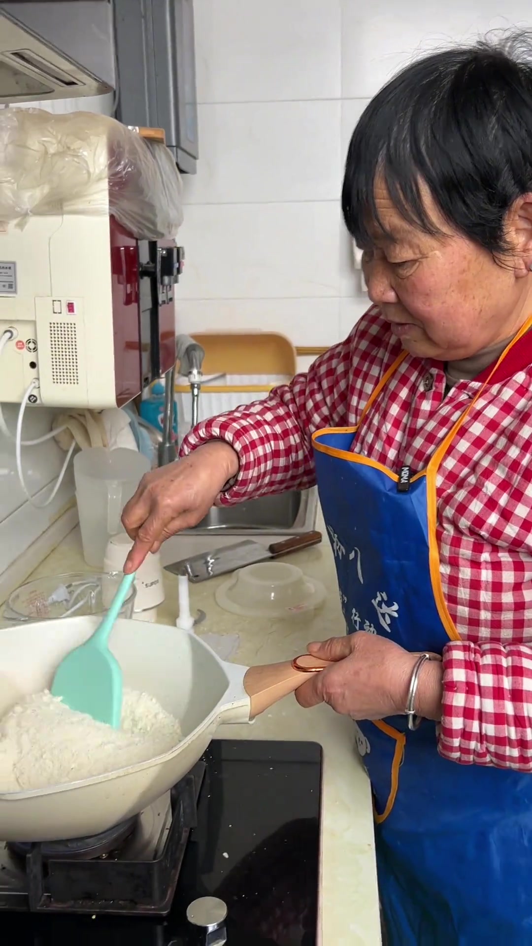 自制面包 婆婆用三个馒头自己做面包糠