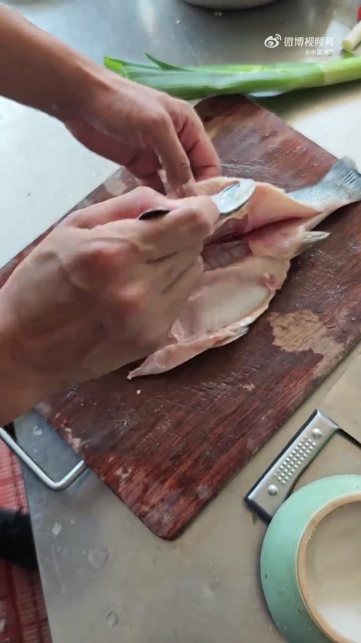清蒸鲈鱼怎么做好吃?“蓝朋友”手把手教你做这道菜!“保姆级”详细的9个步骤,做出肉嫩鲜甜、