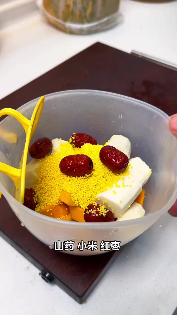 晚餐做了小米山药南瓜粥,筋饼卷和菜、土豆丝,简简单单很好吃