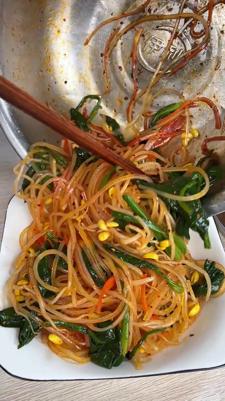 春天的美妙就是,田间地头都藏着各种野菜,这个草很多人见过却不知道怎么吃