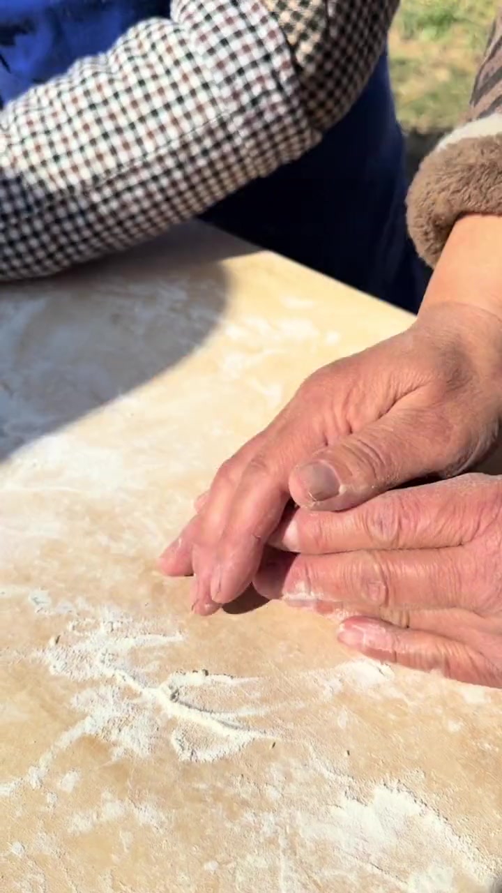 还有谁不知道,俺河南的农村有自己的辣条加工厂,吃现做的辣条!配奶奶们的手工馒头!得劲!铁娃