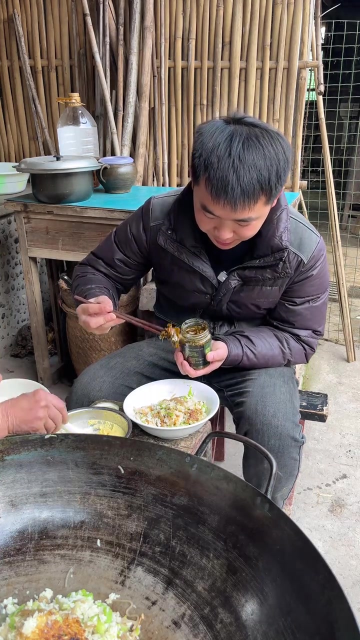 青菜箜饭,家乡的美食,一碗青菜锅巴饭,配上蒸蛋,每一口充满了浓浓的烟火气