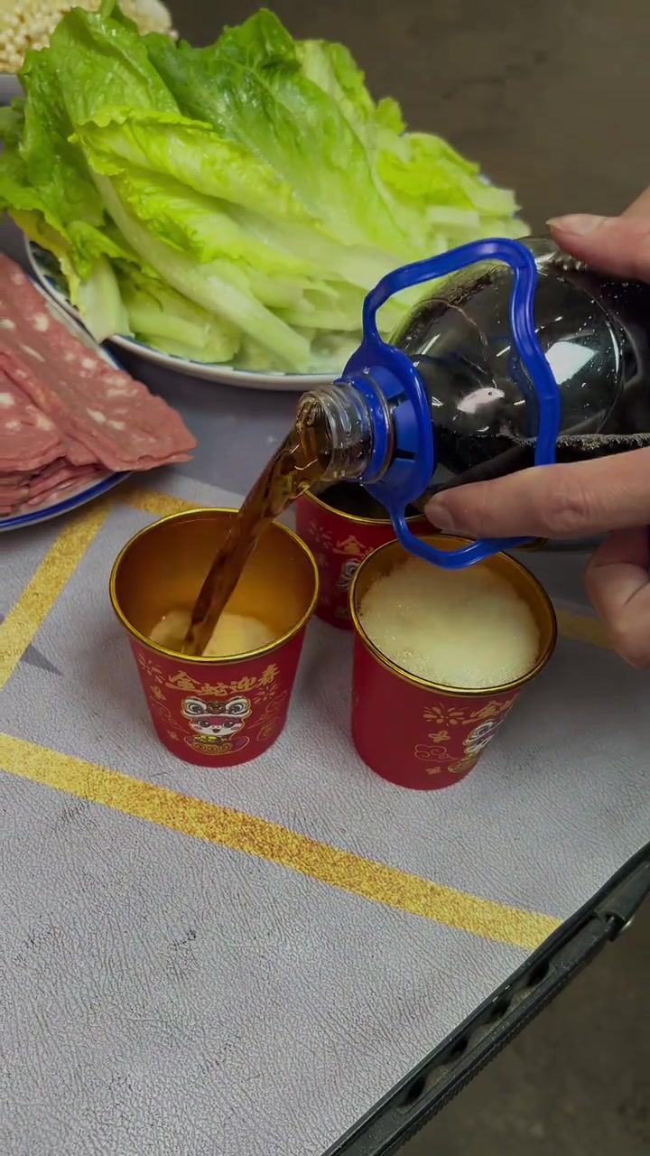 小胖墩又买一堆东西过来做烤肉 今晚又是丰盛的一餐