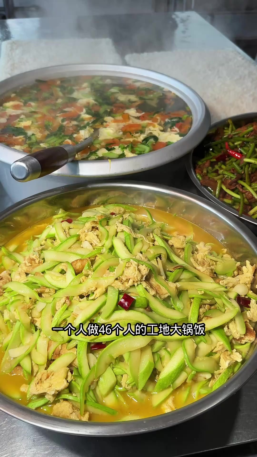今天给师傅们做一个蒜苔回锅肉和西葫芦炒鸡蛋,两个菜都很成功