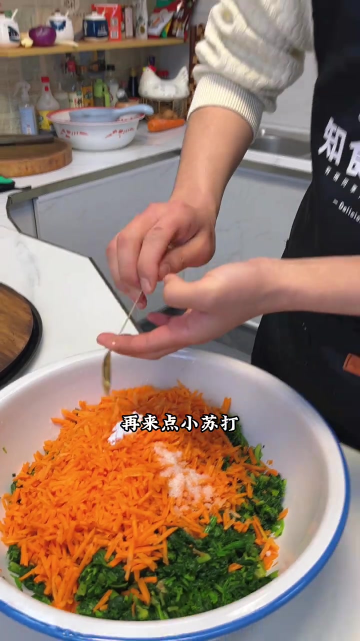 第一次吃菠菜窝窝头,蘸上蒜汁味道真不错