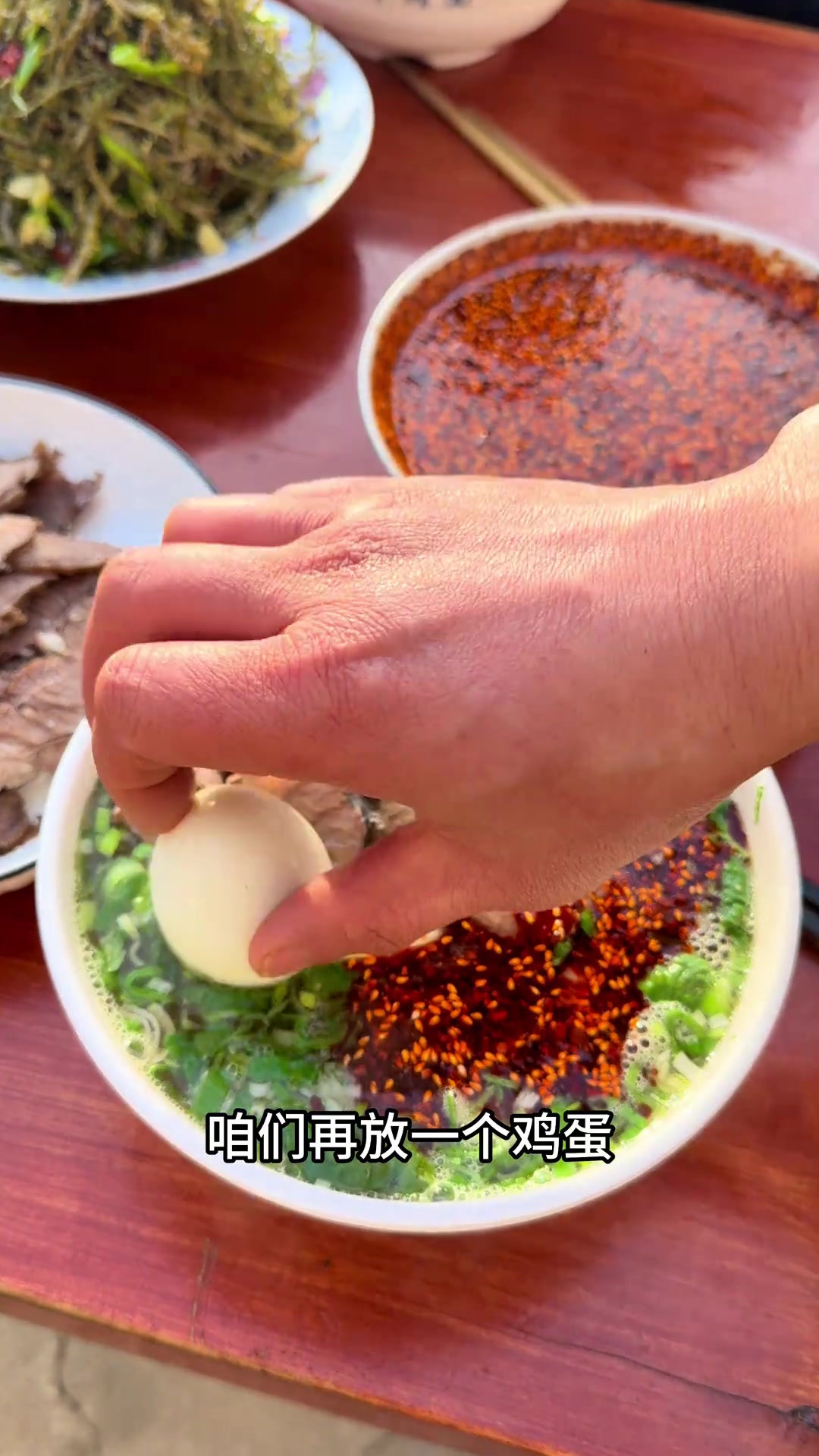 兰州牛肉面兰州牛肉面,讲究一清(汤清)二白(萝卜白)三红(辣椒油红)