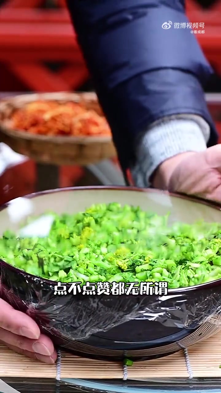 「四川人对冲菜又恨又爱 你爱吃冲菜吗?」在四川,一般用青菜苔、油菜苔或芥菜来制作冲菜。首先