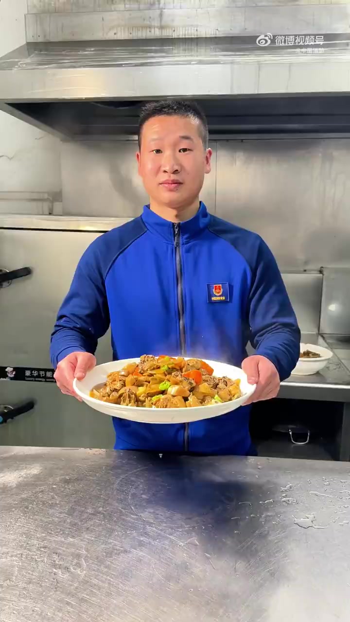 想吃咖喱鸡别叫外卖了,其实自己动手做一份真的很简单。福建消防 三明消防 “蓝大厨”给大家一