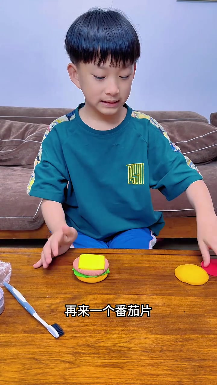 他同桌平时特别喜欢汉堡,今天买一堆彩泥回来做汉堡送同学!