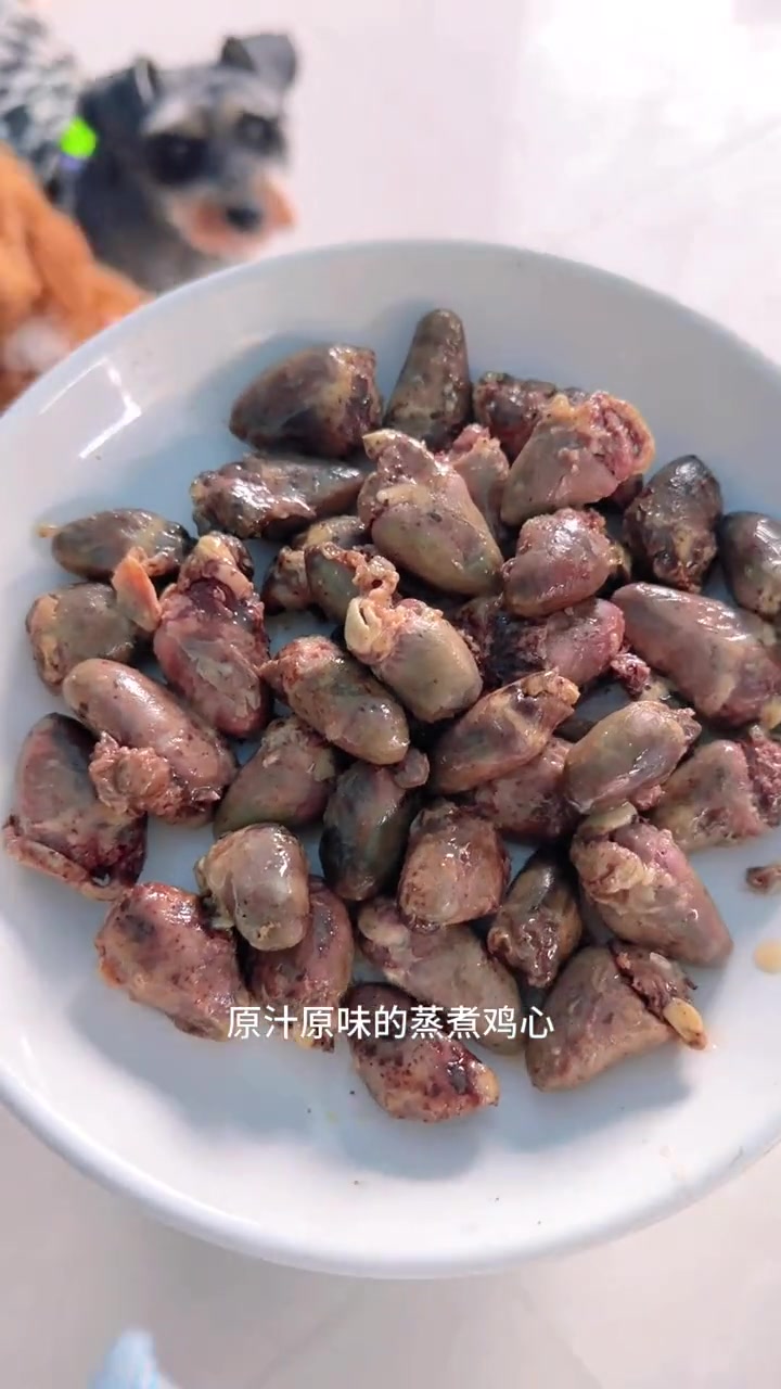 刚出门看见大妈端着锅在喂它们吃肉肉,都知道我家狗子多 平时吃不完的蛋黄和肉都会拿来喂它们,