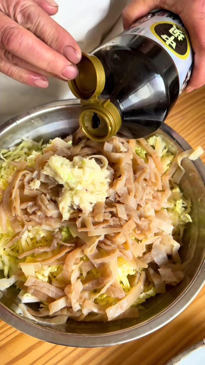 今天把去年窖的大白菜挖出来了,有一些都热着坏了不能吃了,今天做个白菜两吃,醋溜白菜帮,凉拌