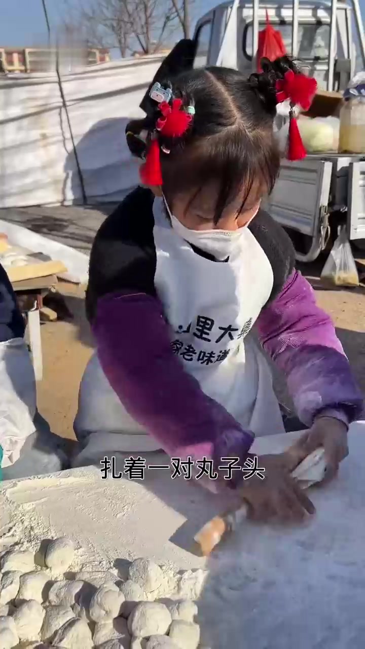 这对为妈妈擀包子皮兄妹,懂事的让人心疼