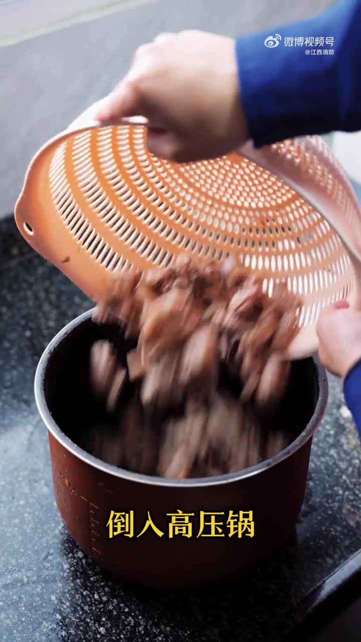 一只鸭能有多少种吃法?今天,蓝大厨带来一道爆炒鸭五件!这道菜是用鸭子的掌、翼、脖子、头、下