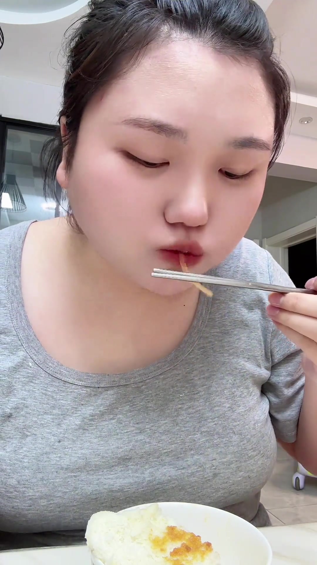 东北女人做晚间饭:打鱼酱配馒头嘎嘎香啊!真的这么做的鱼酱老好吃了!