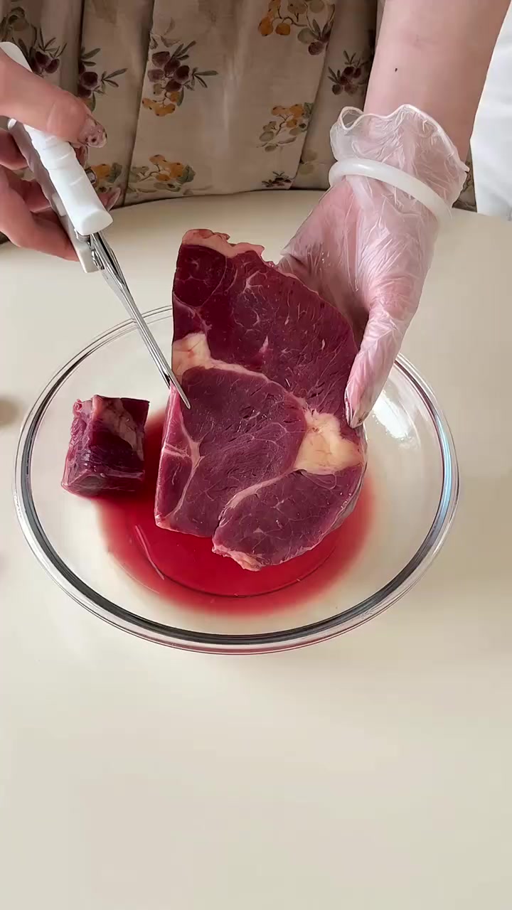 晚餐剪500克牛上脑吃吃  喂猫日记 猫咪生骨肉 猫 你最喜欢哪只小猫呀!