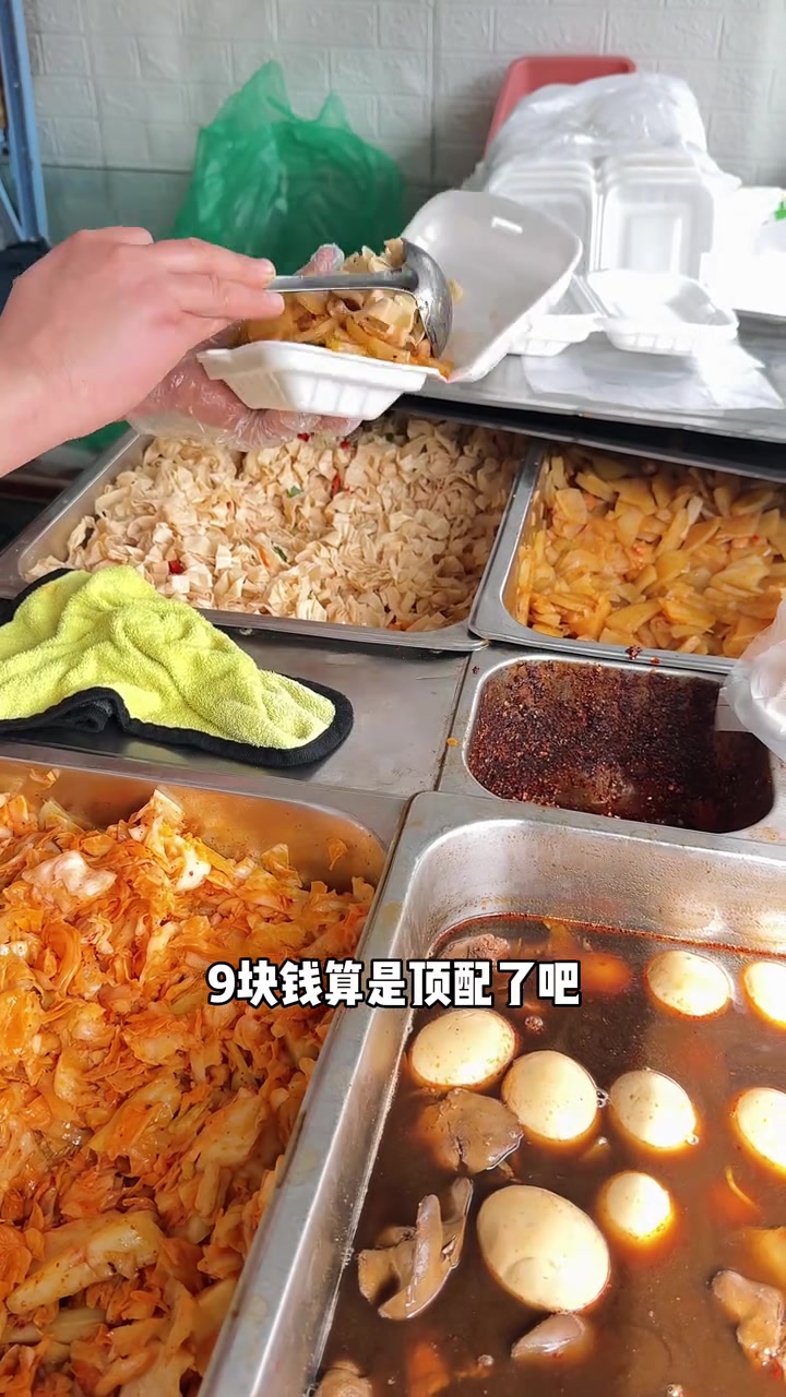 开封校门口鸡汁卤面,9块钱一份,一盒面一盒菜