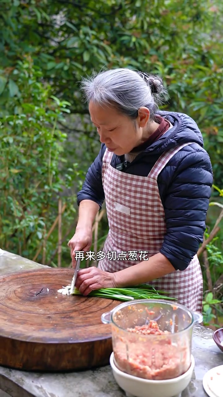 这样做的鲜肉饼皮薄酥脆,肉馅里还带着浓浓的椒香味,真的太好吃了,可以自己学起来在家做