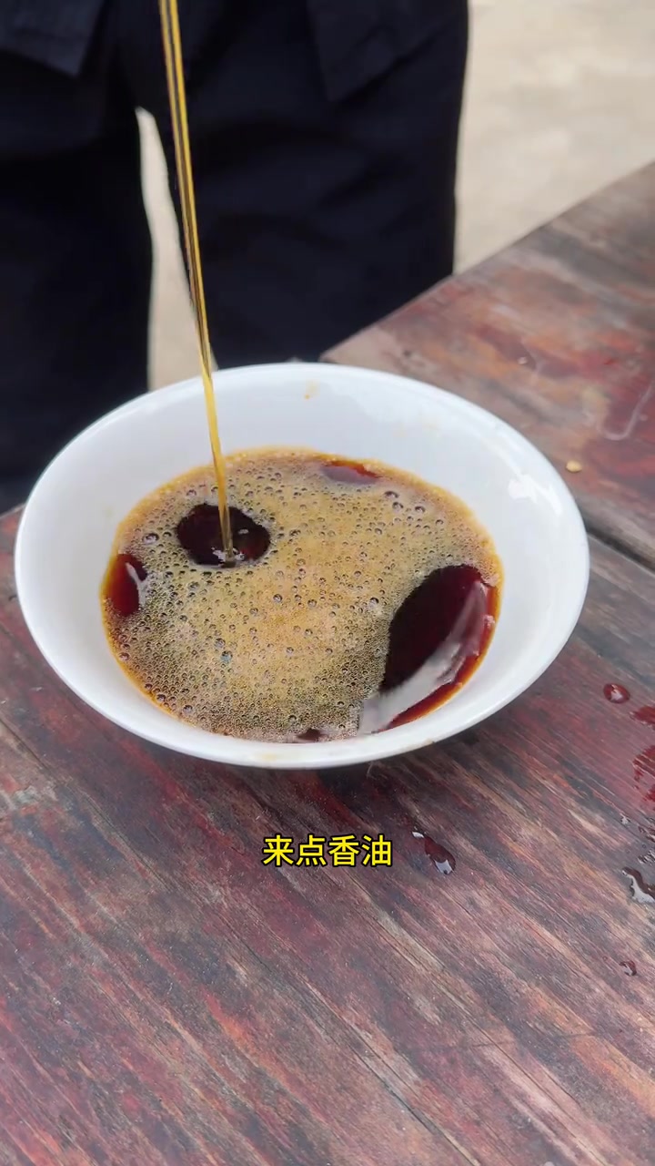 春天到了正是吃荠菜的季节,荠菜虾仁饺子香