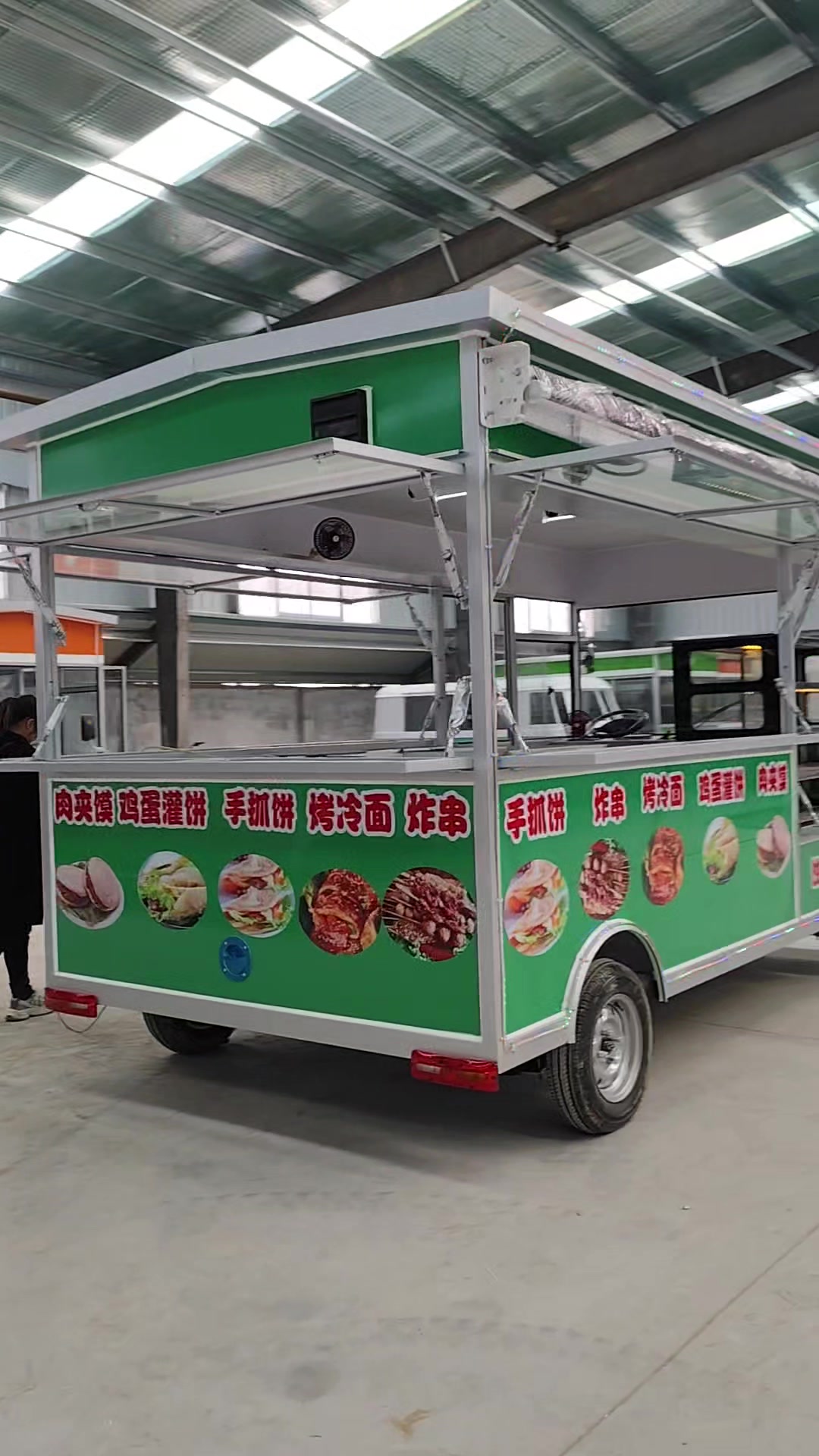 电动四轮早餐车炸串车多功能小吃车流动快餐车