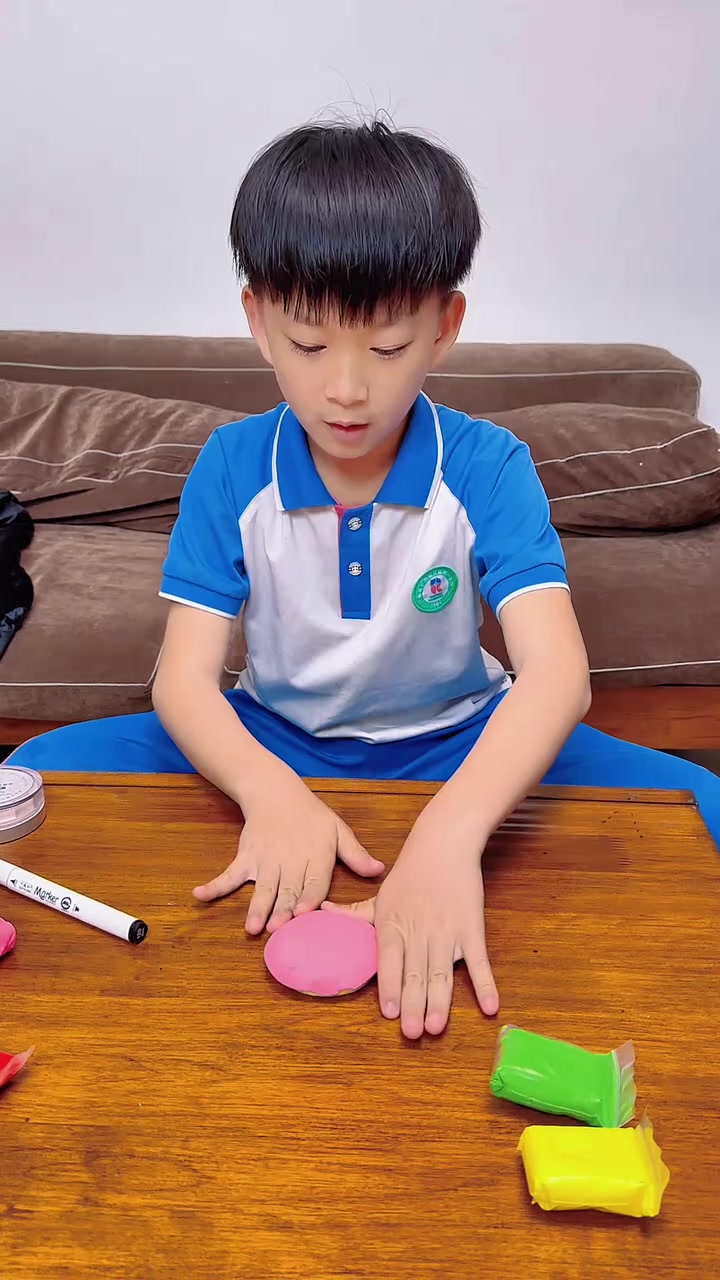 同学特别喜欢草莓味甜甜圈,今天给同学做个草莓味甜甜圈,你们还喜欢什么,我给你们做